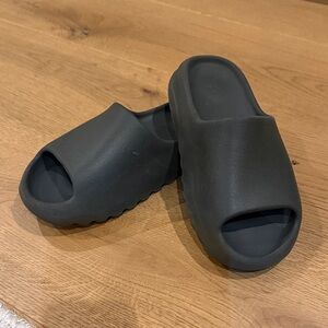 Yeezy Black Slide Sandals 8